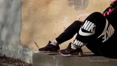 Sneaker-girl Jana – Crushing Shoehorn With Nike Footwear