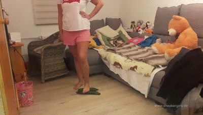 Sneaker-girl Zoey – Crushing Cucumbers Under Naked Feet
