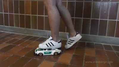 Sneakergirly Fussballgirl07 – Police Fucktoy Car