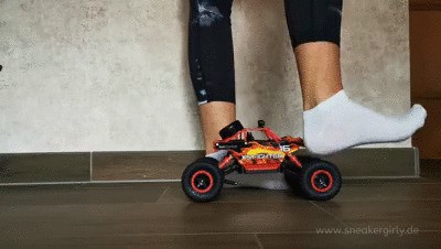 Sneakergirly Sarah – Monstertruck With White Socks